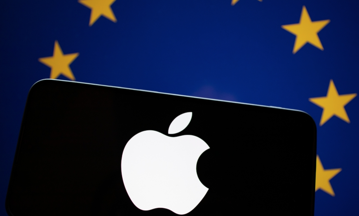 Apple phone with European Union flag