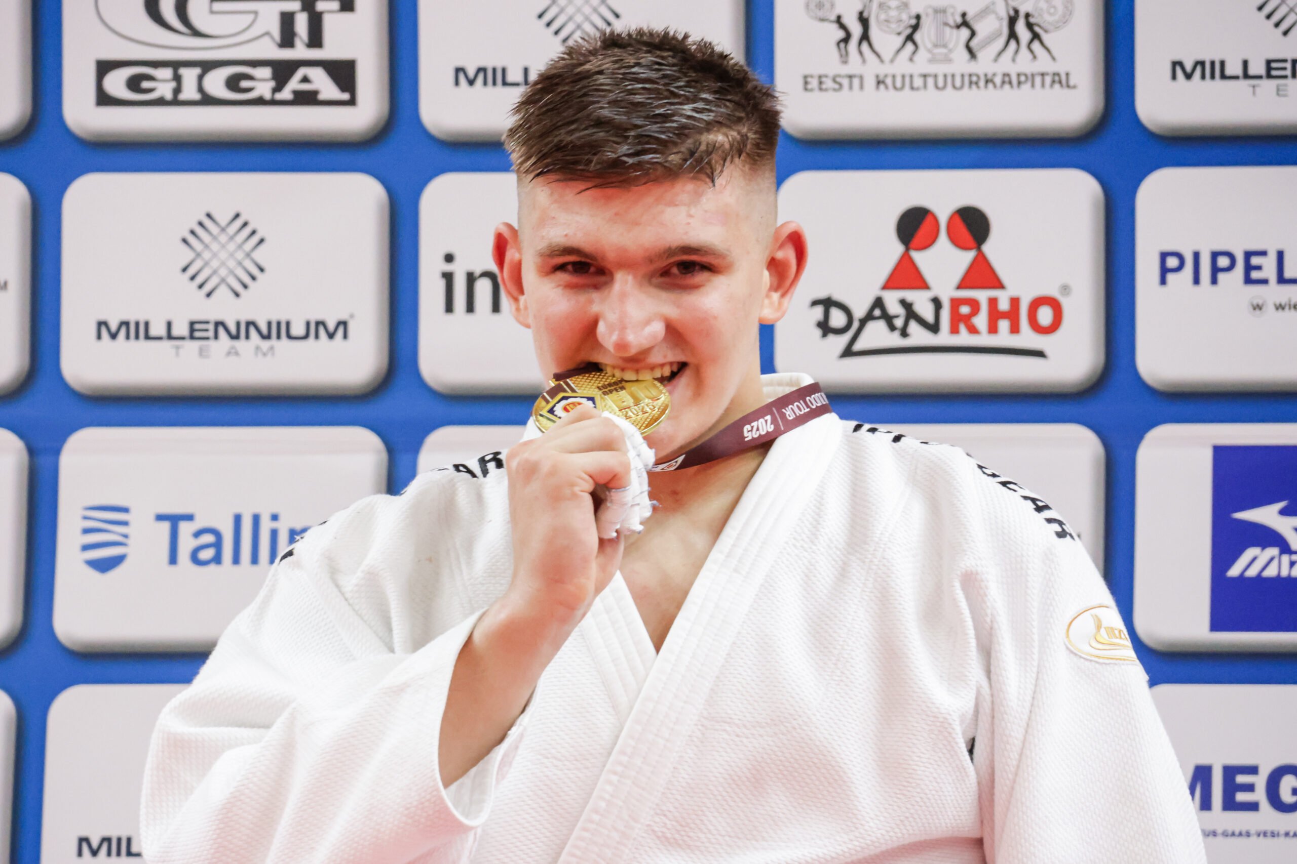 Masak Steals the Show as Estonia Celebrates at Home