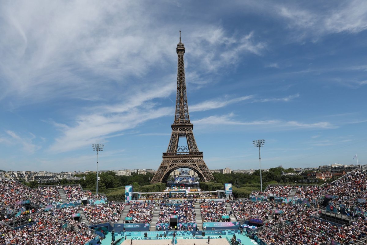 Heat wave sweeps across Europe as the Eiffel Tower closes