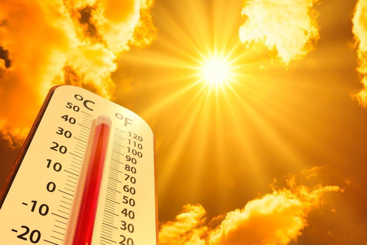 Orange sky with sun and thermometer showing high temperature. (Adobe Stock Photo)