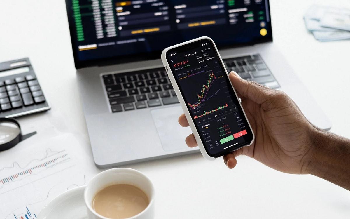 Publicly traded FX/CFD brokers see shares up 6% in 1H-2023, but with (very!) mixed results