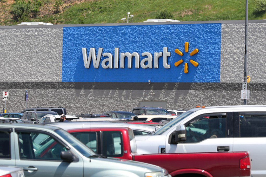 Walmart's New Employee Tech; Startups Grab Cash for VTO