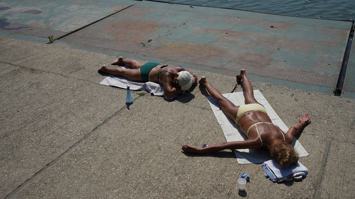 Video. Extreme heat grips southern Europe with red alerts issued