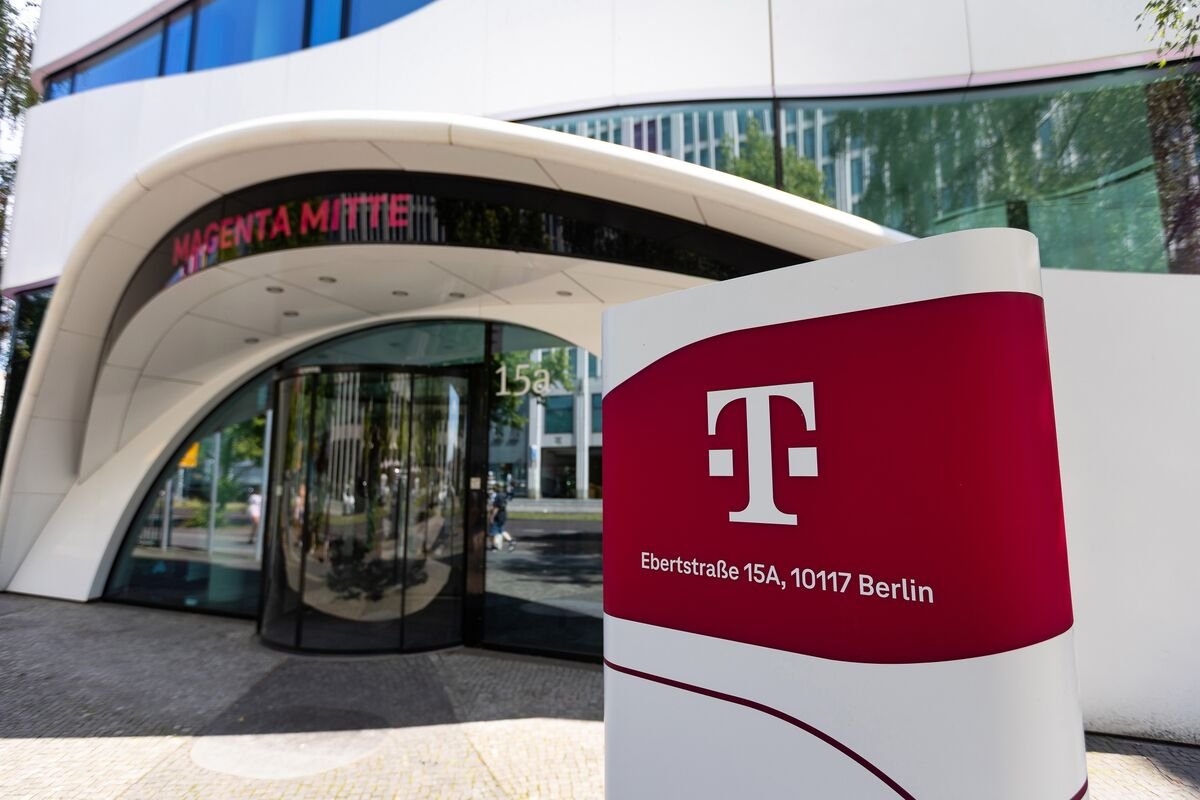 Porsche, Deutsche Telekom in Talks to Anchor €500 Million Defense Fund