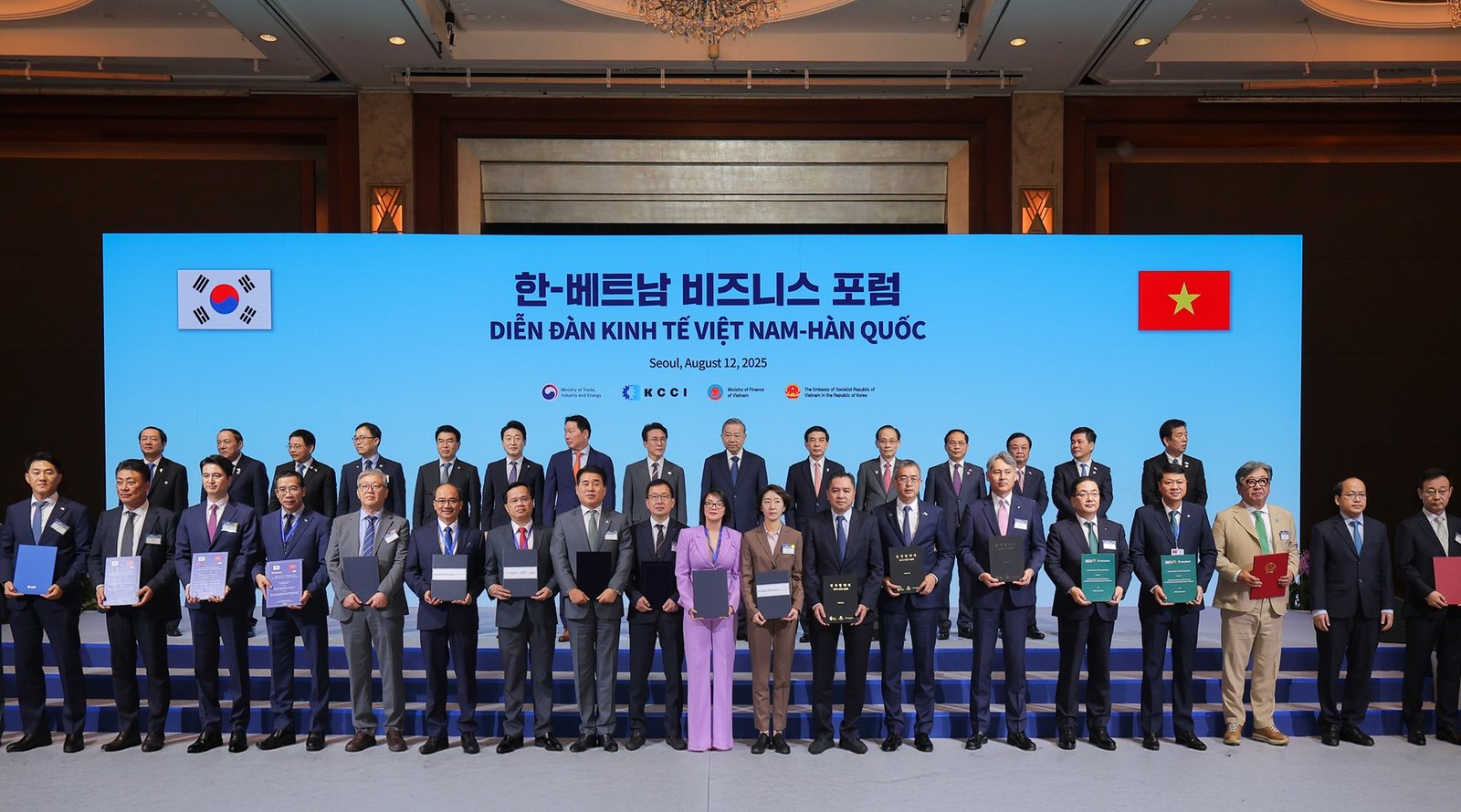 General Secretary To Lam, South Korean Prime Minister Kim Min Seok, and other high-ranking officials from both nations at the signing ceremony of the memorandum of understanding between Vinpearl and South Korean enterprises.