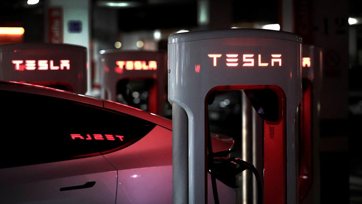 Dow falls 600 points, Tesla Europe sales, T. Rowe Price earnings