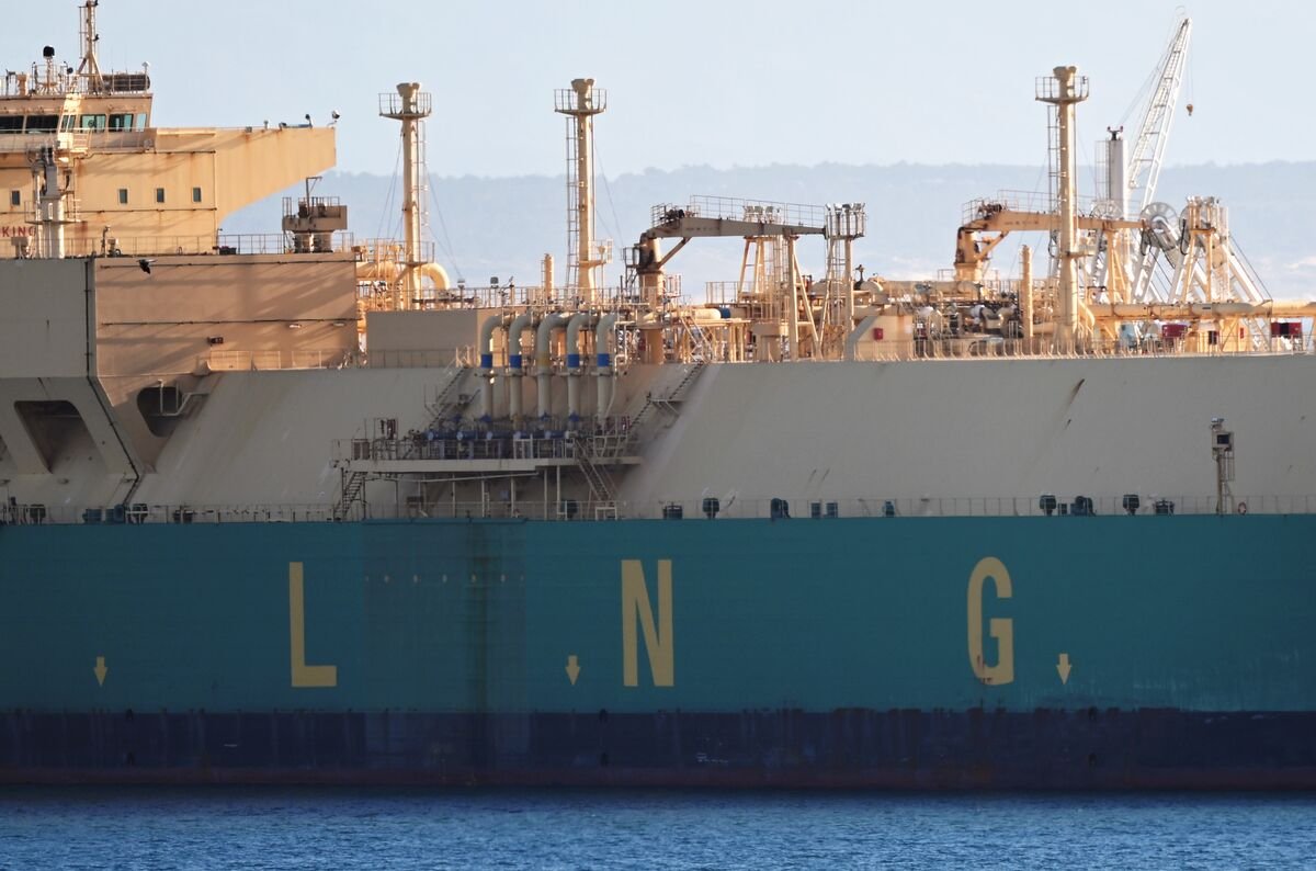 Global LNG Surge Gives Europe Nerve to Quit Russian Supply Early