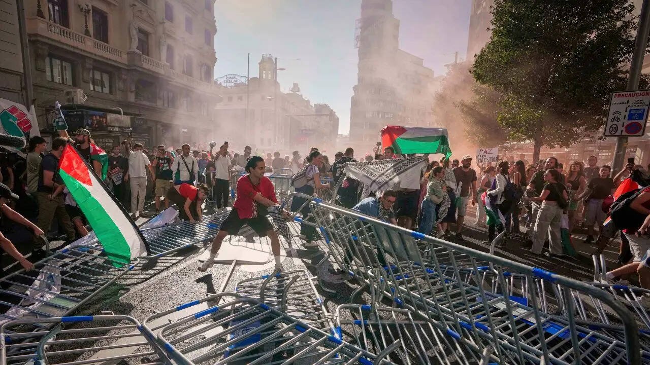 Pro-Palestinian Protests Force Suspension of Vuelta a España Cycling Event in Spain | WATCH | Europe