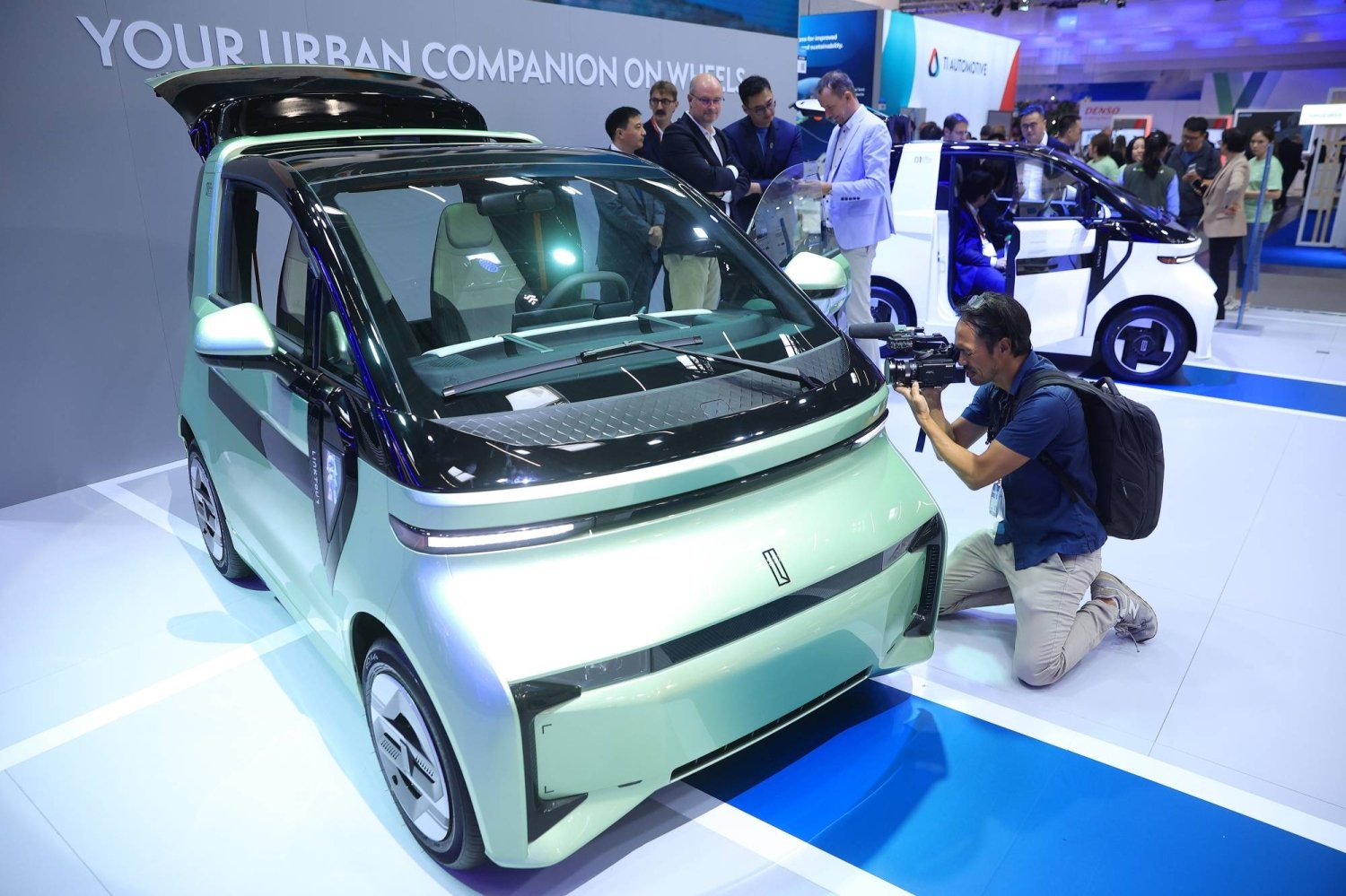 Chinese startup pitches tiny EVs to European markets
