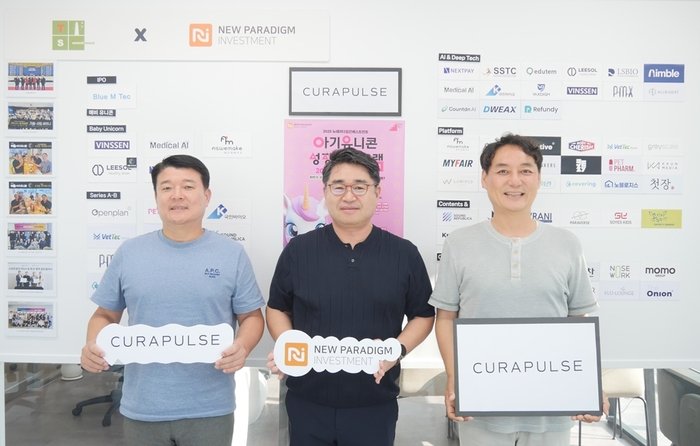 Bae Sang-seung, co-chairman of New Paradigm Investment, Cho Nam-gyu, CEO of Curapulse, and Park Je-hyun, co-chairman of New Paradigm Investment (from left), are taking commemorative photos. [New Paradigm Investment]