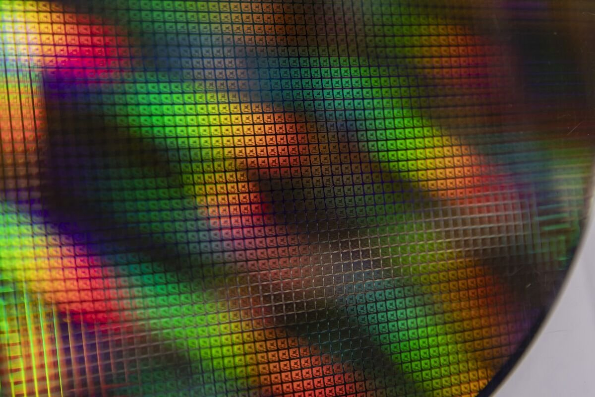 China’s Wingtech Dives 10% After Dutch Take Control of Chip Unit