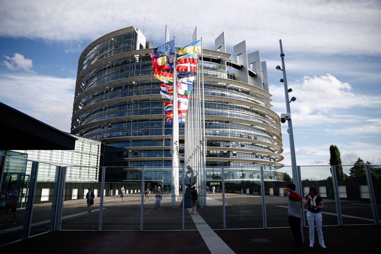 EU lawmakers back further cuts to sustainability law