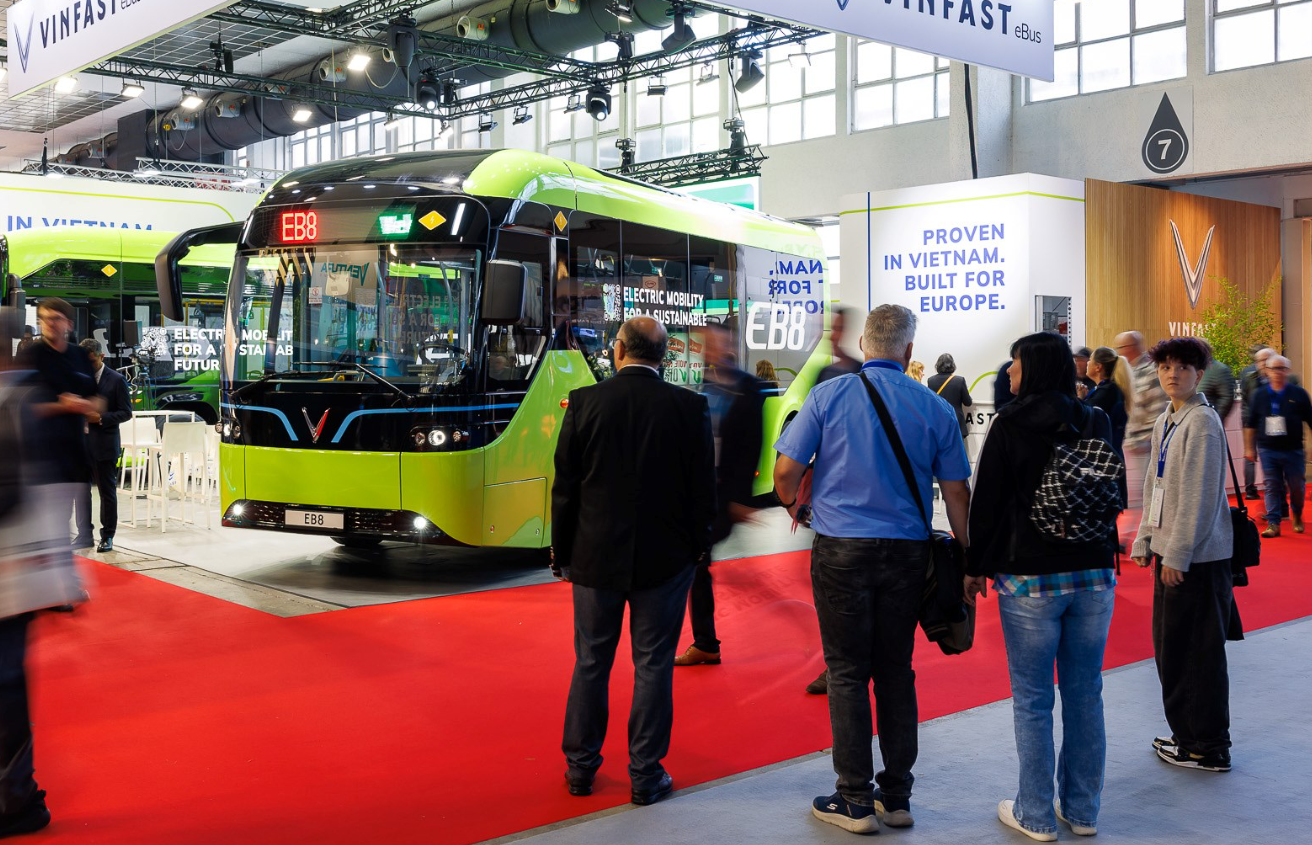 VinFast officially launches two new electric bus models in Europe