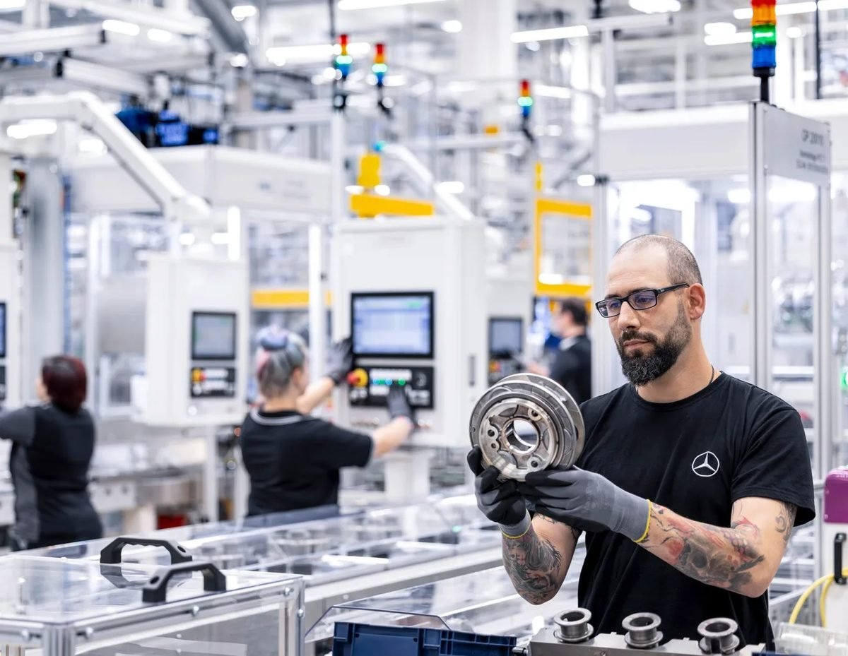 At its plant in Stuttgart-Untertürkheim, Mercedes-Benz produces electric drive components for the new CLA.