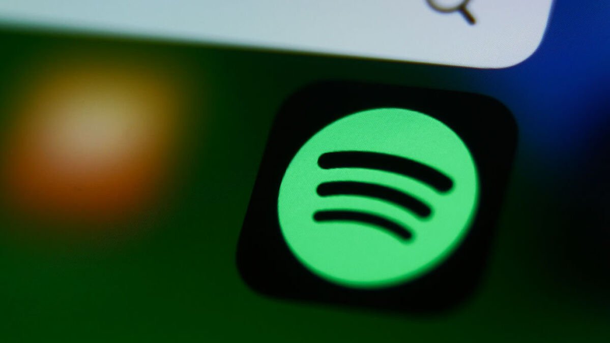 Spotify now transcribes podcasts so you can read along. Here's how it works.