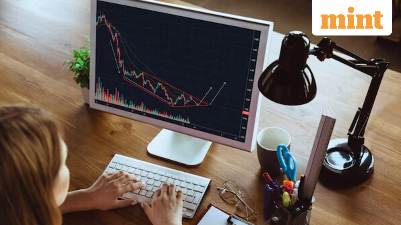 Indian companies raise record  <span class='webrupee'>₹</span>1.95 trillion through over 365 IPOs in 2025: Motilal Oswal Report