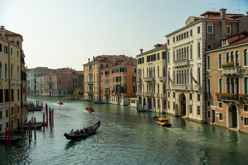 Amsterdam, Venetië en Barcelona nemen afscheid van overvolle cruiseschepen – een gedurfde stap om de meest iconische steden van Europa nieuw leven in te blazen!