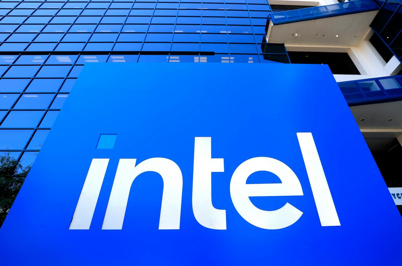 Intel slumps after Q1 guidance disappoints
