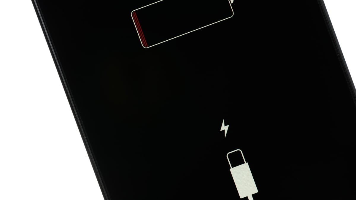 The EU will require all smartphones to have replaceable batteries by 2027