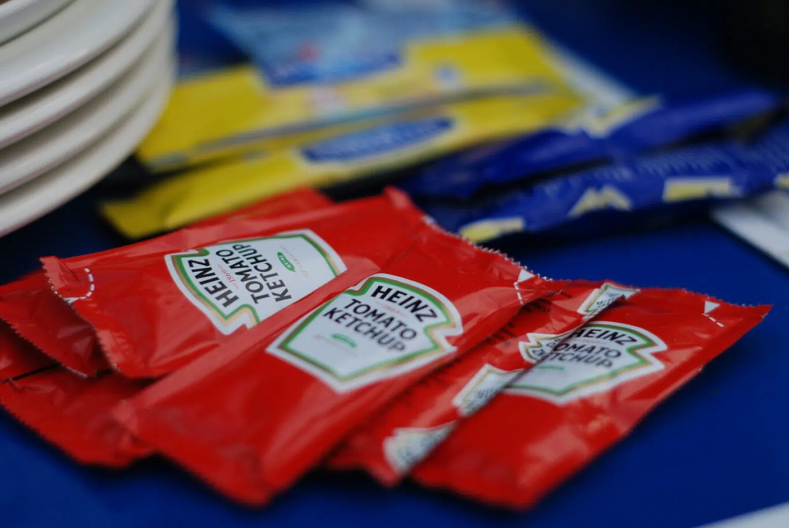 Goodbye to ketchup, mayonnaise, and salt packets: the EU will eliminate them to reduce plastic waste