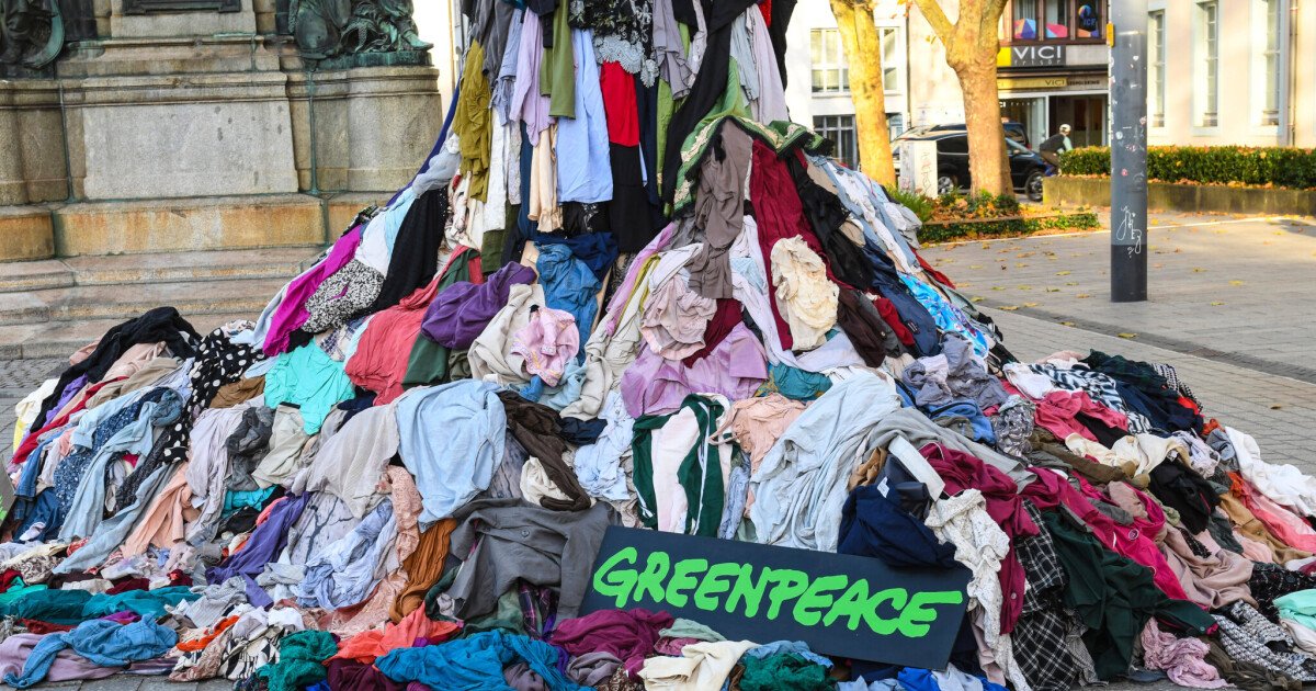 Commission bans companies from destroying unsold clothing • Table.Briefings