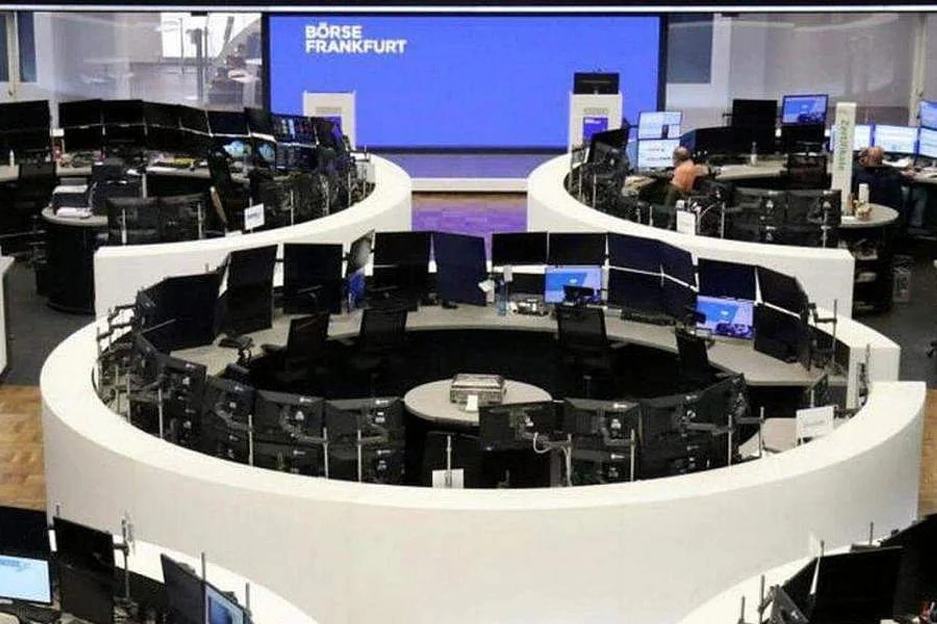 Europe: Stoxx 600 rebounds in broad based gains; Stellantis plunge drags auto stocks