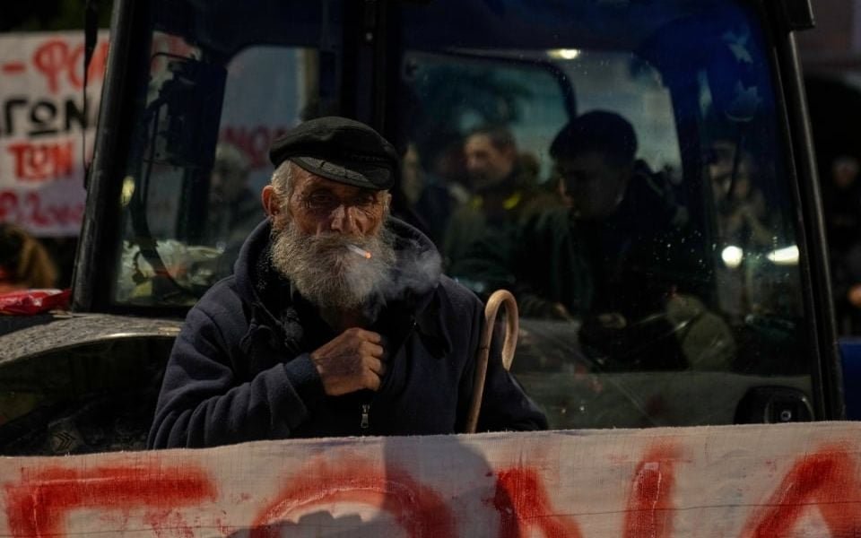 Protesting farmers leave tractors at Syntagma overnight