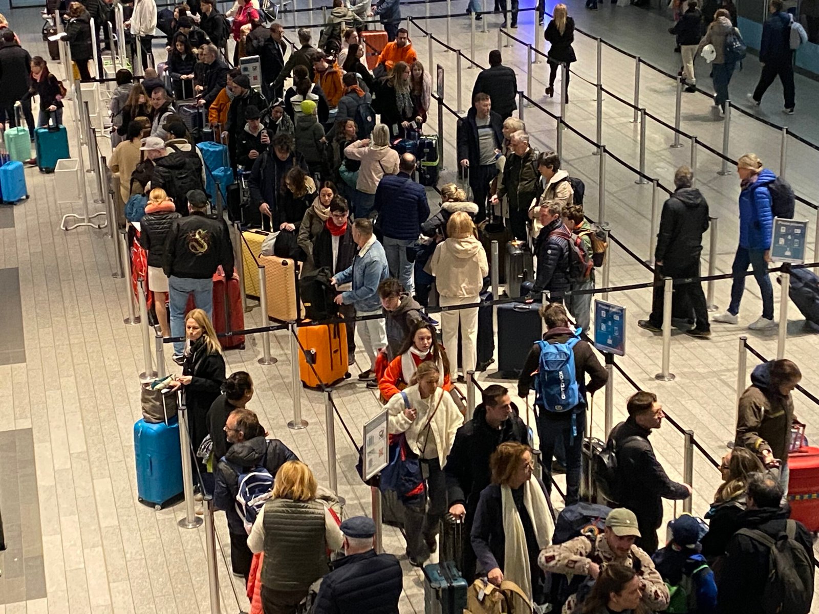 7 Luxair flights cancelled: Snow forces two-hour runway closure at Luxembourg Airport