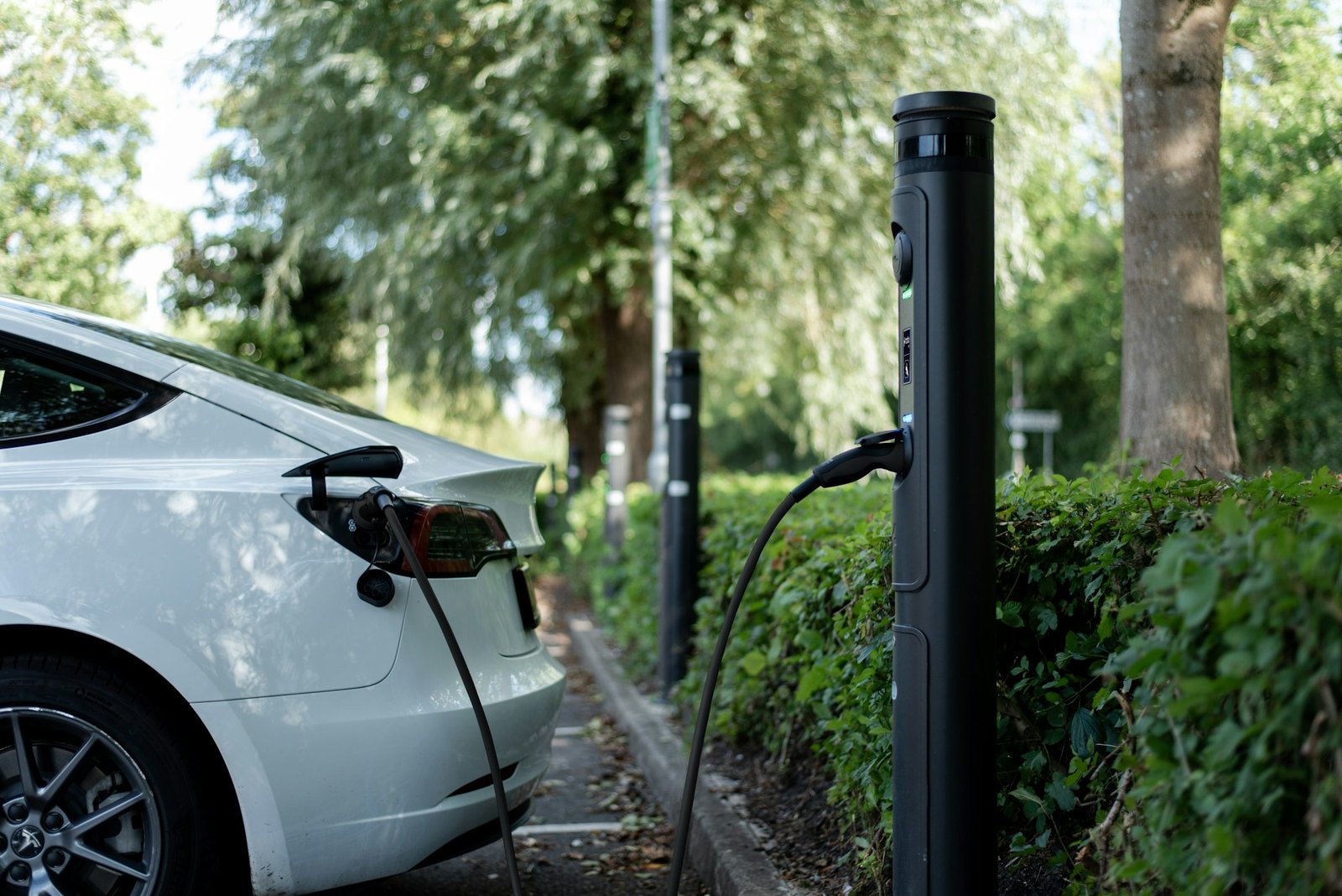 Global EV Sales Top 4 Million in Q4 2025 as Charging Infrastructure Struggles to Keep Up