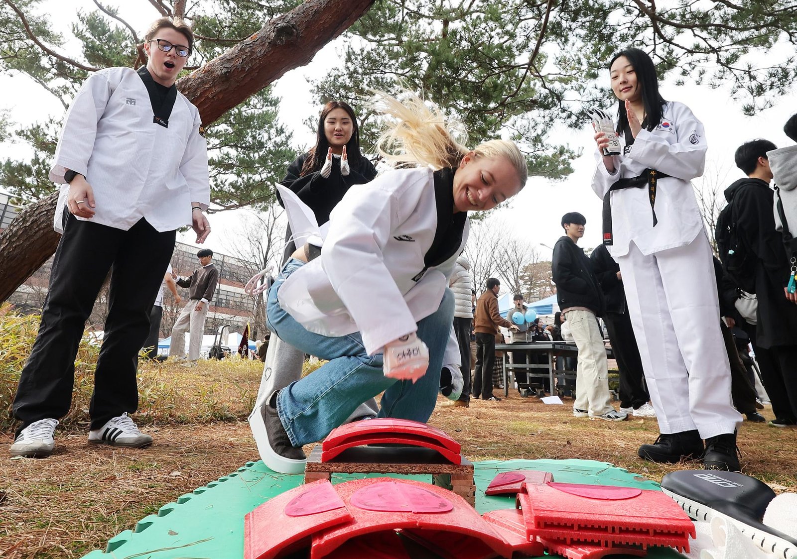 An international student learns about taekwondo at a campus club fair held at Ajou University in Suwon, Gyeonggi Province, March 4. Yonhap