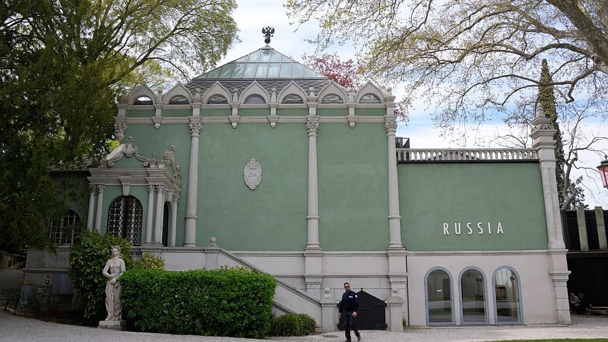 MEPs urge Commission leaders to stop Russia from returning to the Venice Biennale