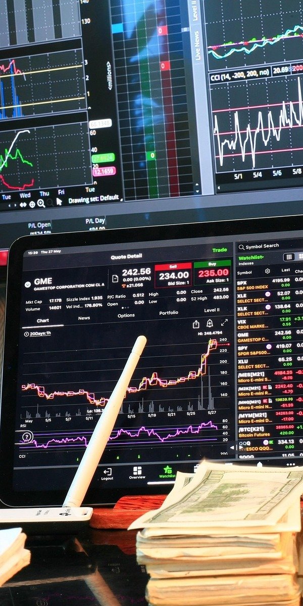 Apple Inc. stock faces AI competition pressure amid services growth slowdown in Q1 2026