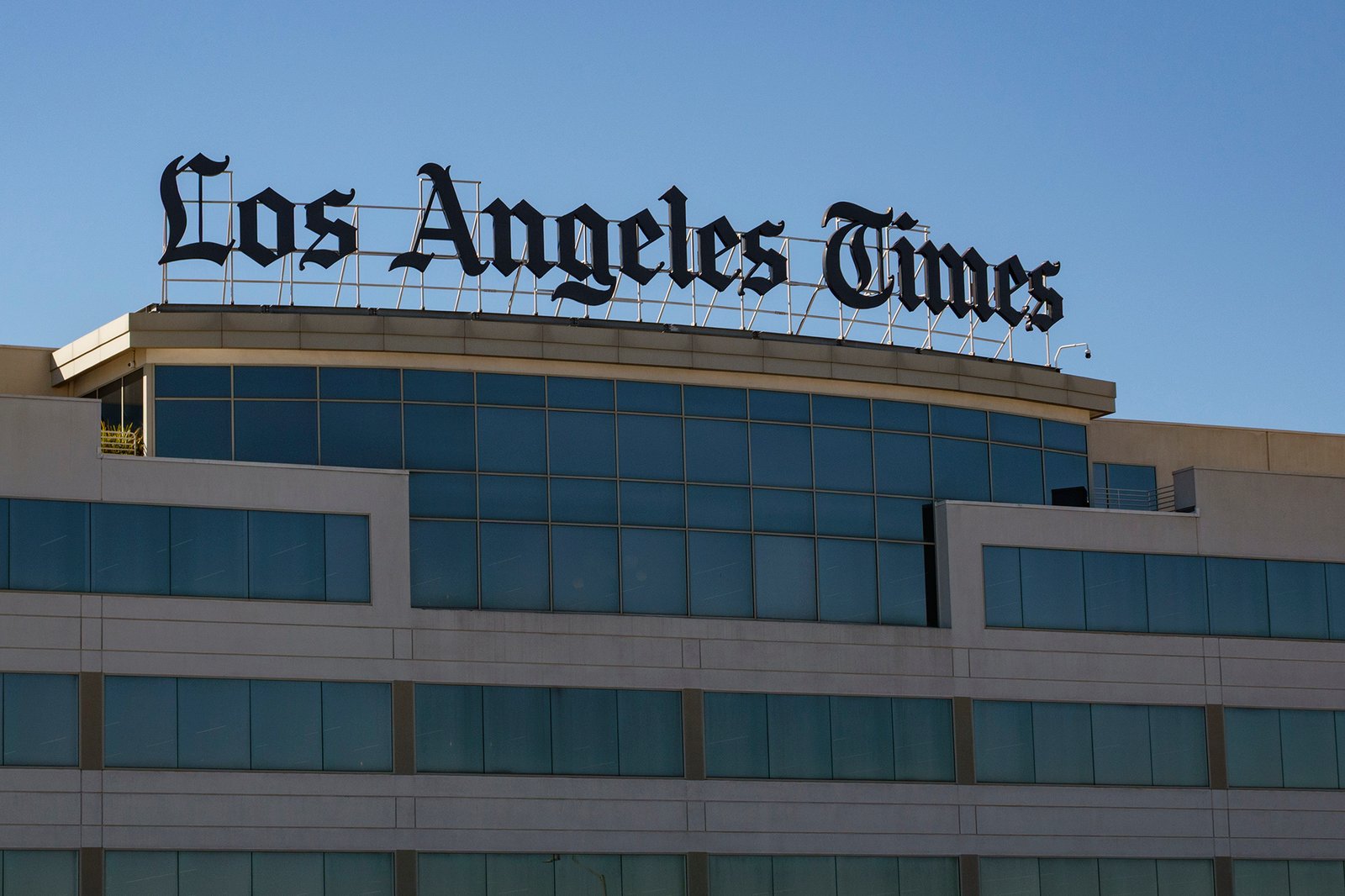 Post-layoffs, LA Times asks employees to buy $1,000 LA Times shirts