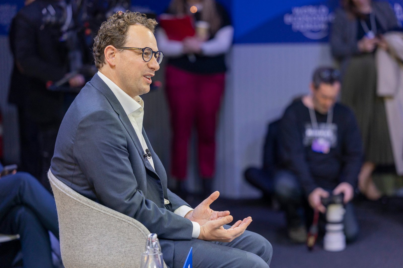 Anthropic Apologizes for Leaked Memo, Wants to Work with Pentagon