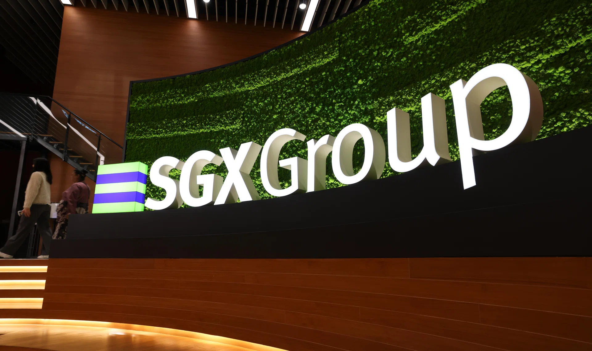 Institutions pull back as buybacks and insider buying persist