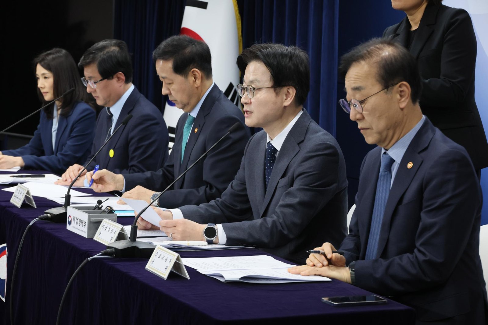 Industry Minister Kim Jung-kwan, second from right, speaks at an emergency government meeting to assess South Korea