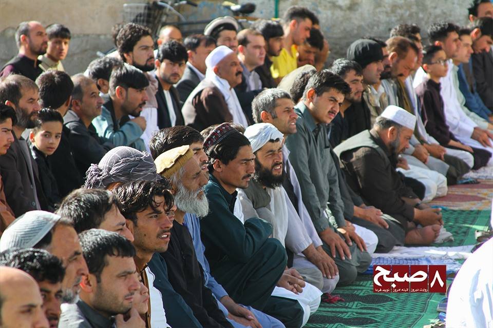 Afghans perform group prayer outdoors during Ramadan (Photo Credit: 8am.media)