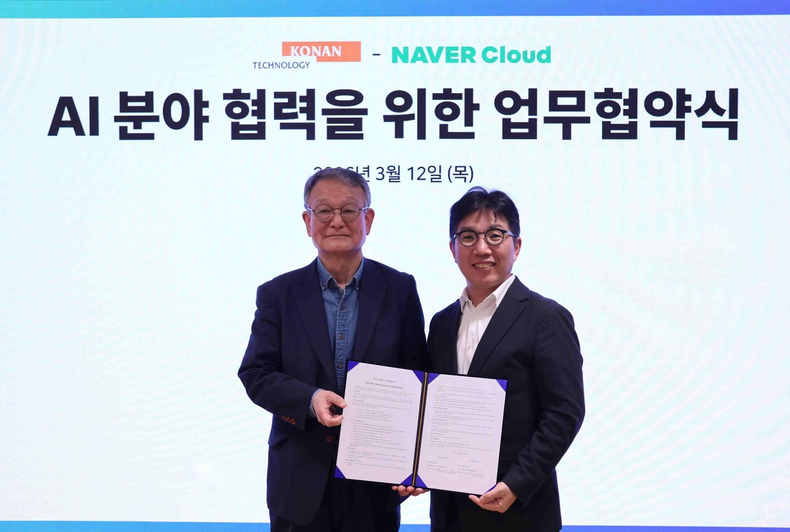 Naver Cloud CEO Kim Yu-won, right, and Konan Technology CEO Kim Young-sum pose after signing a defense and manufacturing artificial intelligence partnership agreement in Seongnam, Gyeonggi Province, Thursday. Courtesy of Naver Cloud
