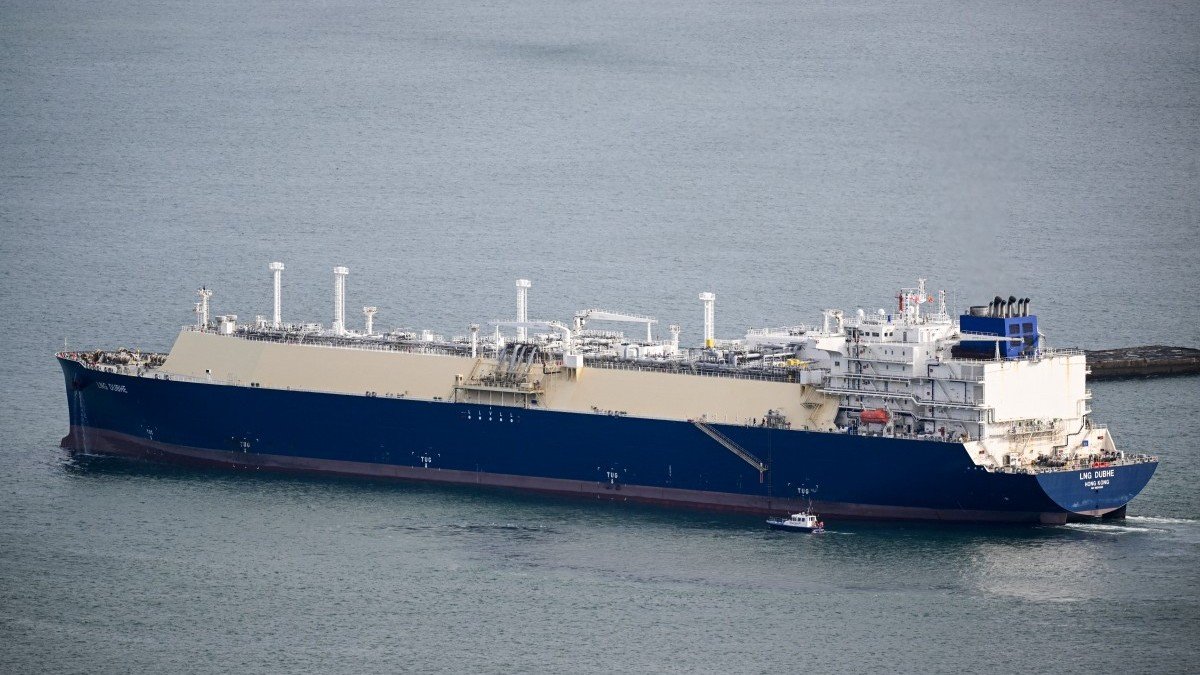Lng Dubhe, a LNG tanker sailing under the flag of Hong Kong, leaves the Port of Bilbao after her stopover at the Bizkaia Bay Gas (BBG) regasification plant in the Spanish Basque city of Zierbena on March 9, 2026.