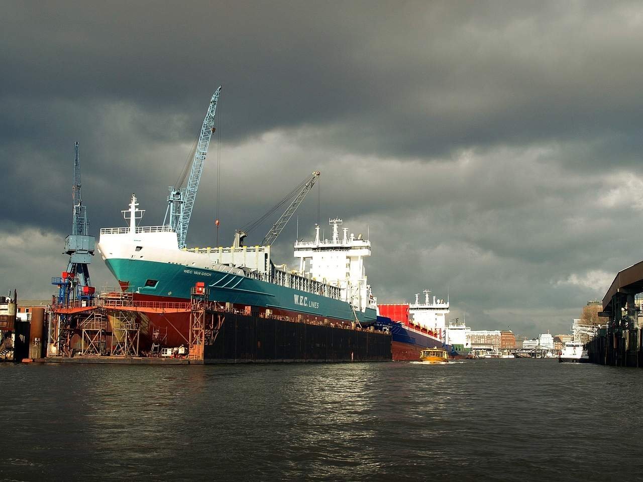 Hamburg shipyard - Image by Manne1953 from Pixabay