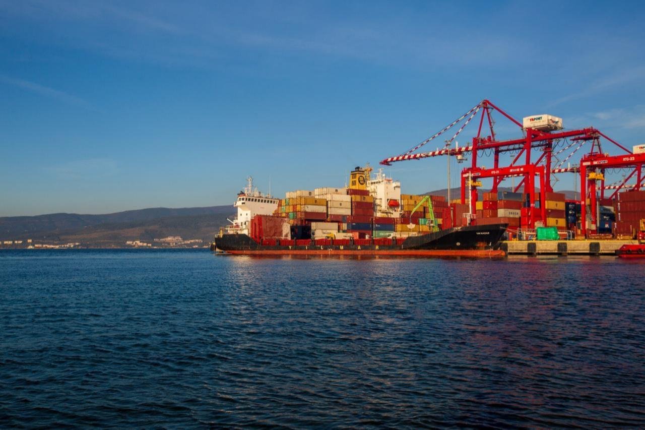 A cargo ship is loaded with containers at Gemlik Port in Bursa, Türkiye, November 25, 2017. (Adobe Stock Photo)