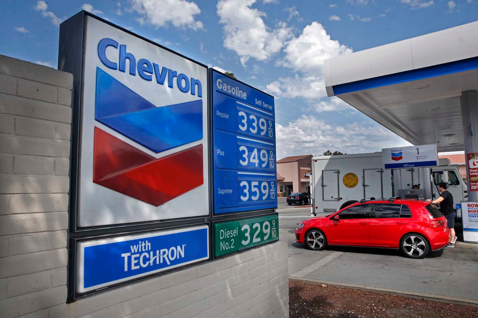 Chevron to lay off thousands after relocating from Bay Area