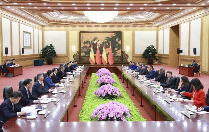 More capable Chinese enterprises encouraged to invest in Spain: Premier Li