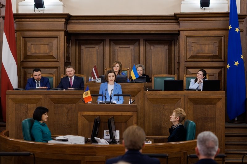 PHOTO, VIDEO // Moldovan president in Latvian parliament says supporting Moldova’s accession, defending Latvia's democracy represent same act of resistance