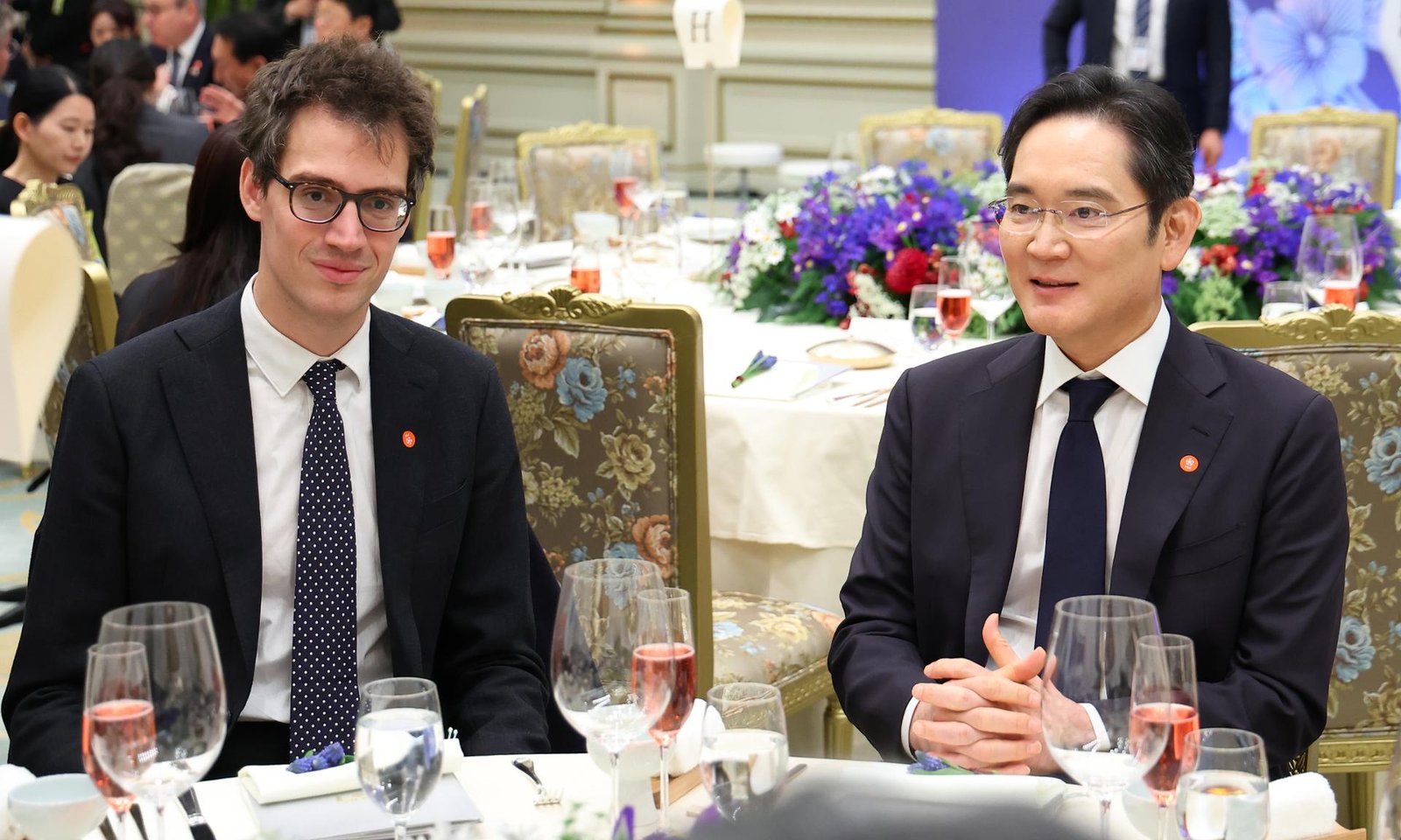 Samsung Electronics Chairman Lee Jae-yong, right, speaks with Arthur Mensch, co-founder and chief executive officer of Mistral AI, during a Korea-France state luncheon hosted by South Korean President Lee Jae Myung ahead of a summit with French President Emmanuel Macron at Cheong Wa Dae in Seoul, Friday. Yonhap