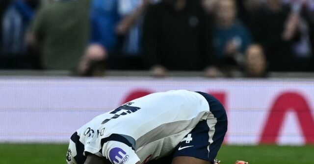 Man Utd beat Chelsea as Spurs stunned by Brighton equaliser