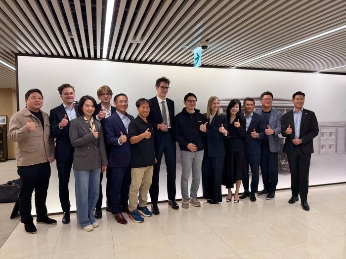 Upstage CEO Kim Sung-hoon (6th from left) and AI CEO Arthur Mensch Mistral (7th from left) are taking a commemorative photo after a meeting in Korea. [Source = CEO Kim Sung Hoon's Facebook page]