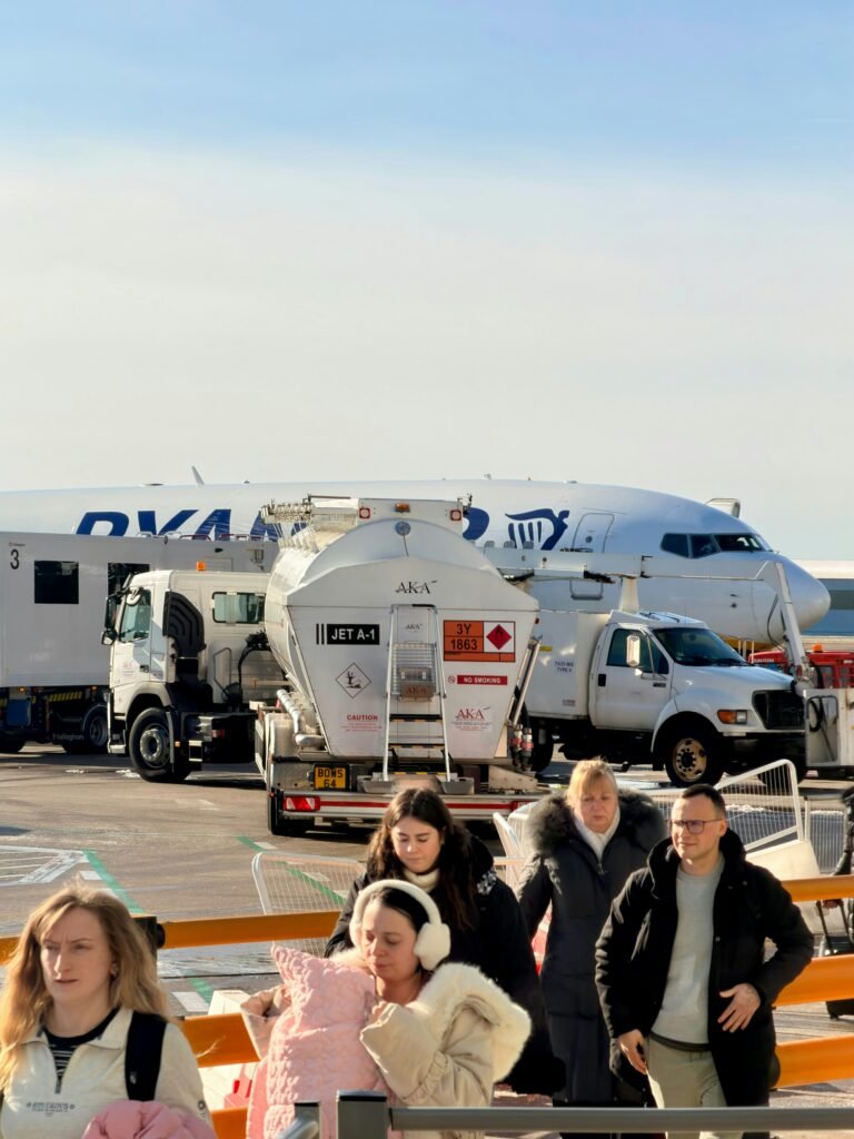 Refueling airplane. © Ray Freimanis auf Unsplash