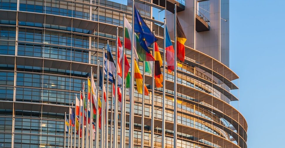 Il ceo di Deutsche Telekom, Timotheus Hottges (a destra) con il cancelliere tedesco Friedrich Merz REUTERS