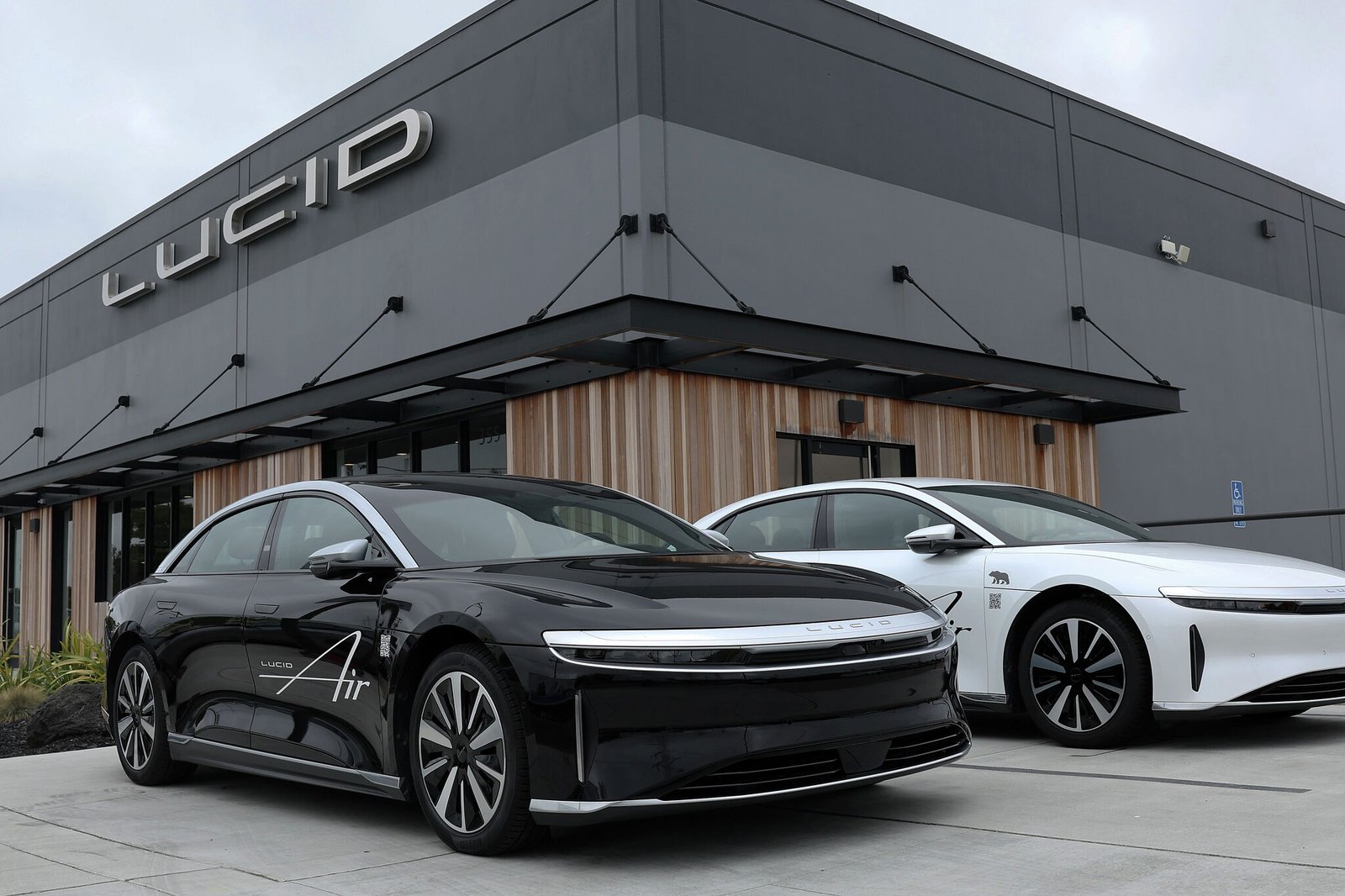 Bay Area carmaker lays off hundreds after raising $1 billion